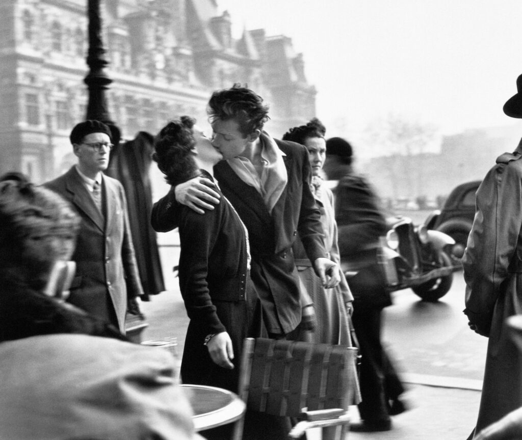 Coppia che si bacia, foto di Doisneau