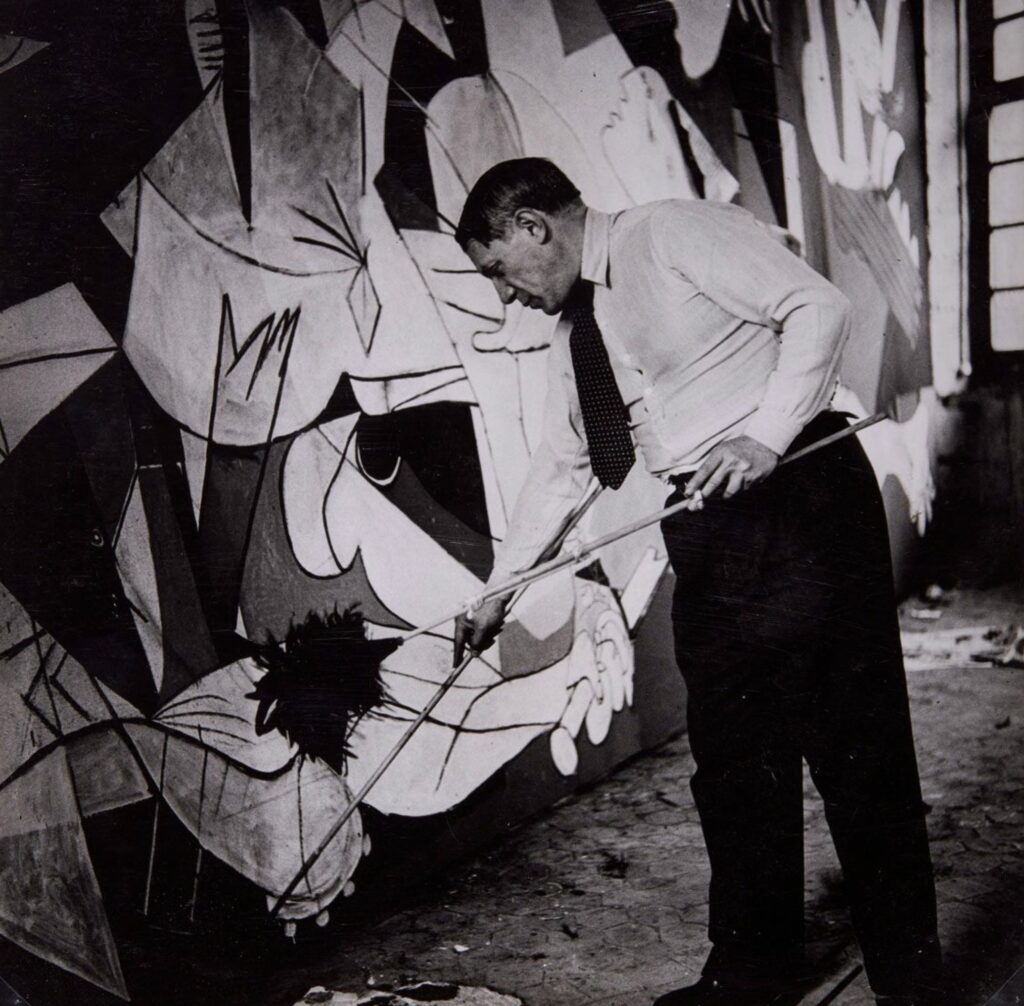 Picasso in piedi mentre lavora all'opera Guernica foto di Dora Maar, 1937 