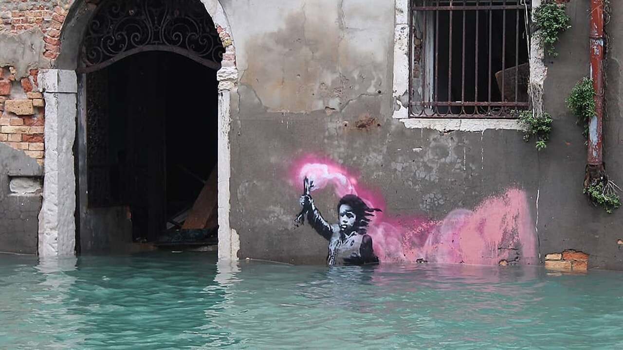 Murales de il bambino migrante di Banksy a Venezia